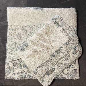 3 Piece King Size Floral Quilt Set with Scalloped Detail